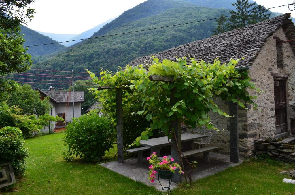 Hotel Garni Maggia Giumaglio Bagian luar foto